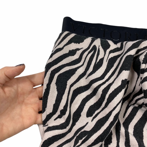 ♦️SOLD♦️Victoria’s Secret Zebra Fleece Jogger Set - Picture 15 of 16